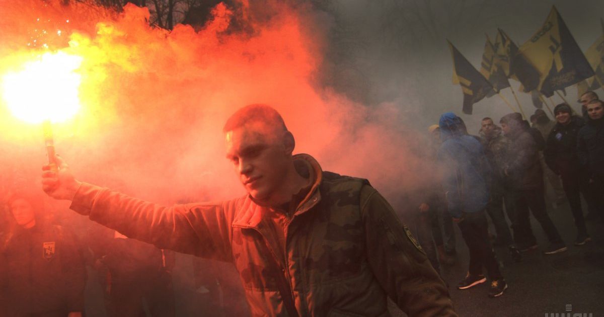 Марш бойцов полка "Азов" в поддержку задержанного СБУ Станислава Краснова. Глава гражданского корпуса "Азов-Крым", боец ​​"Азова" Станислав Краснов был задержан в ночь на 28 февраля на Киевщине. В СБУ утверждают, что он вместе со своей подругой Оксаной Шелест обустроили схрон со взрывчаткой. / © УНИАН