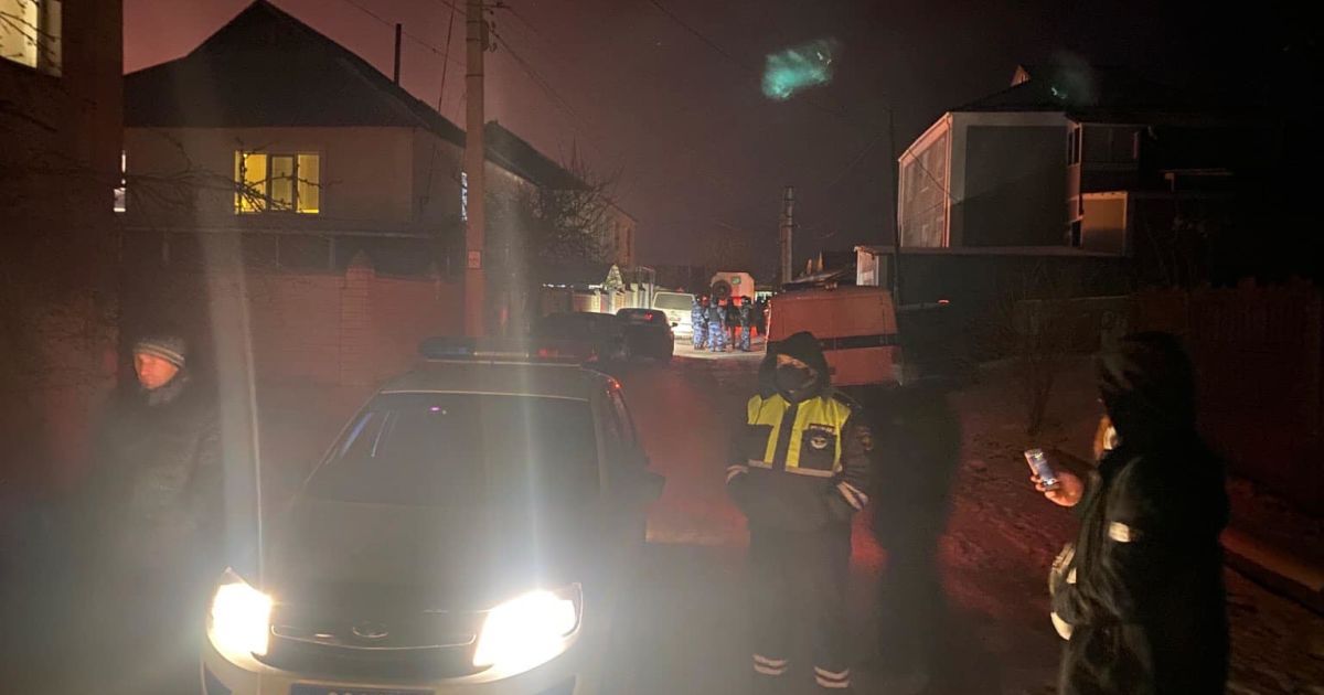 Забрали паспорти, поняті сиділи в телефонах: рідні затриманих кримських татар розповіли про нічні обшуки ФСБівців (фото)