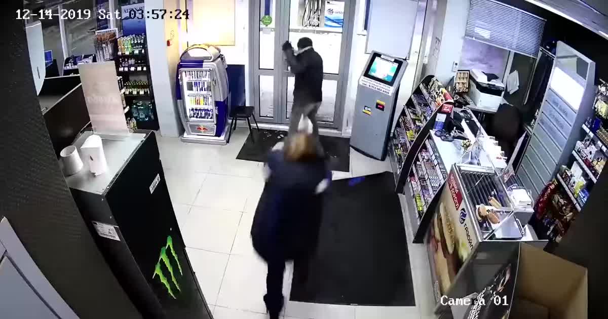 В РФ камера зняла, як безстрашна продавчиня виганяє грабіжника шваброю