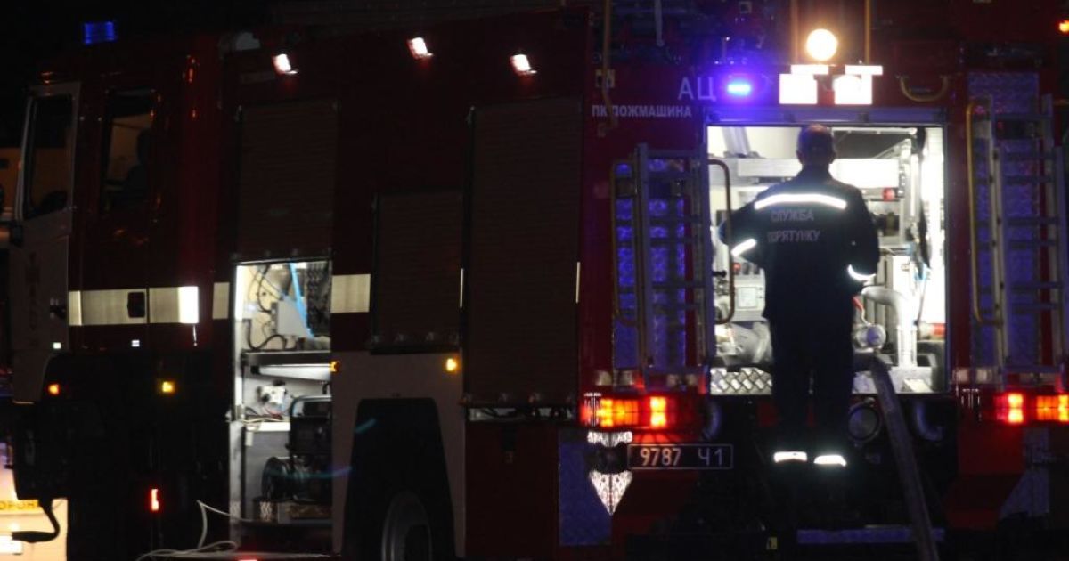 У Києві вночі ефектно згорів павільйон із гральними автоматами біля станції метро "Академмістечко"