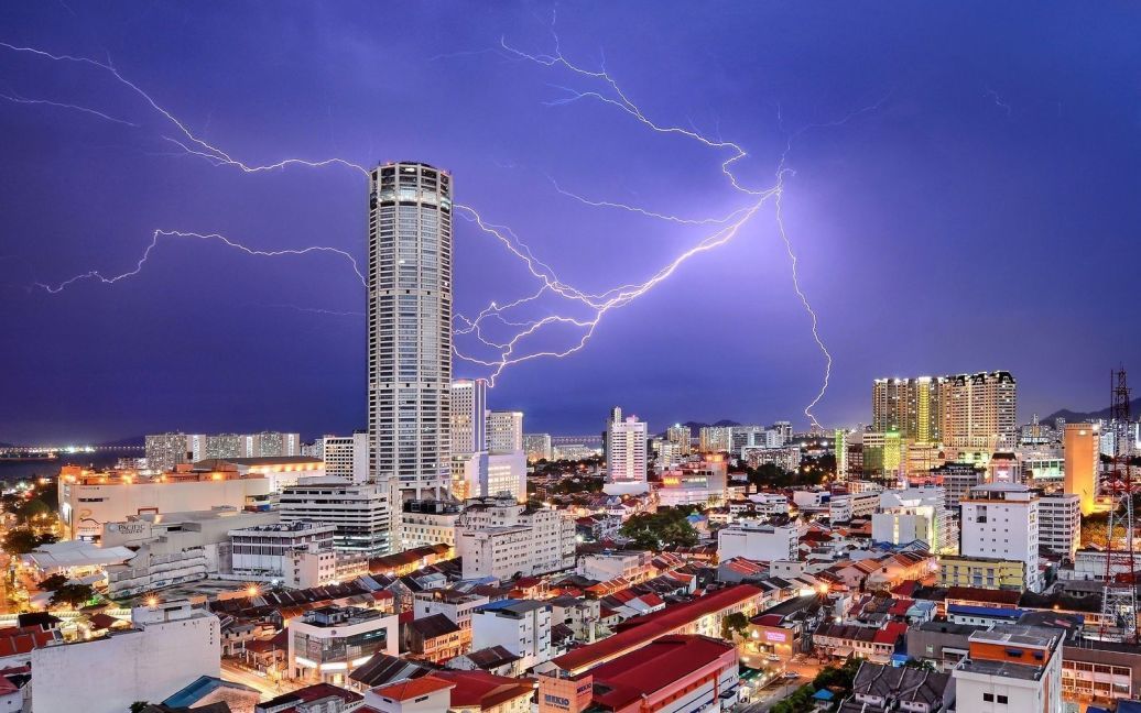3-е место, номинация &quot;Города&quot;, Молния ударяет в башню, наиболее знаковой достопримечательности в Джорджтауне, столице Пенанга государства в Малайзии, во время грозы. / © national geographic
