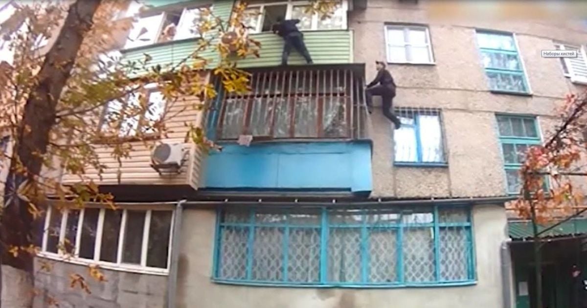 В Мариуполе отважные патрульные залезли на третий этаж через балкон, чтобы спасти женщину с ребенком