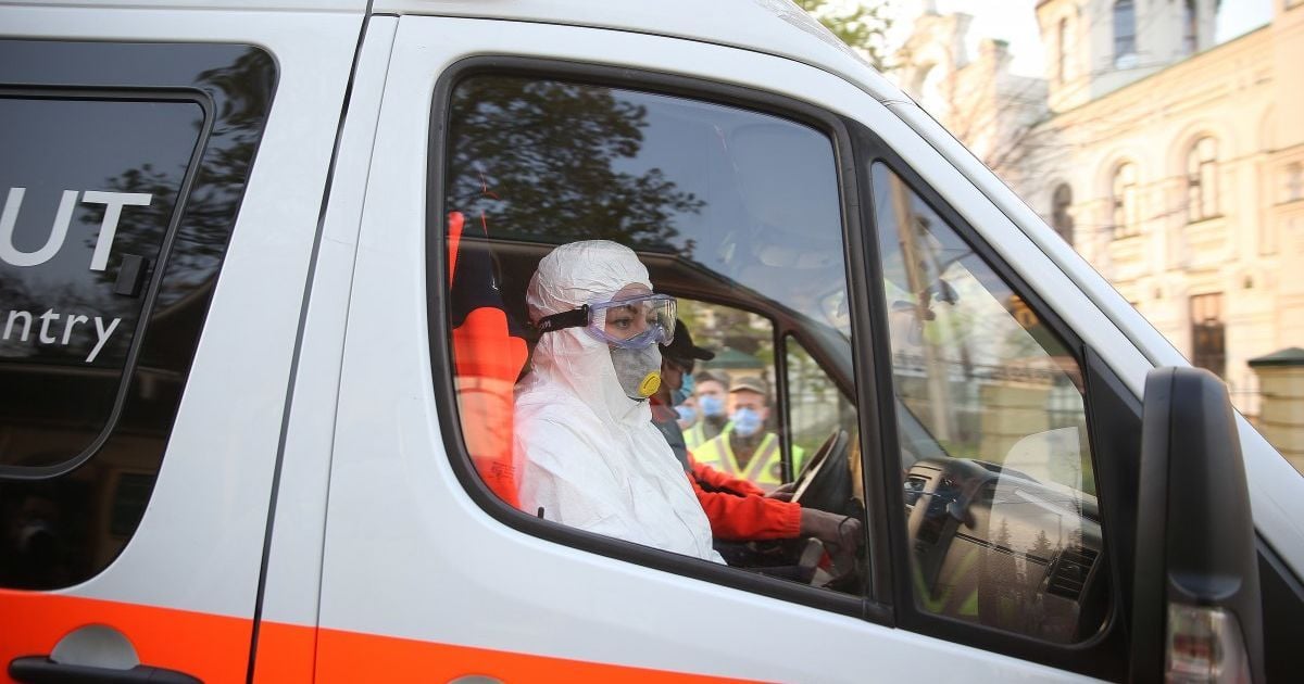 В Киеве неизвестным веществом в квартире отравились несколько человек, в том числе медики, которые приехали на вызов