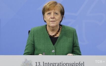 В травяном жакете с V-образным декольте: Ангела Меркель на пресс-конференции