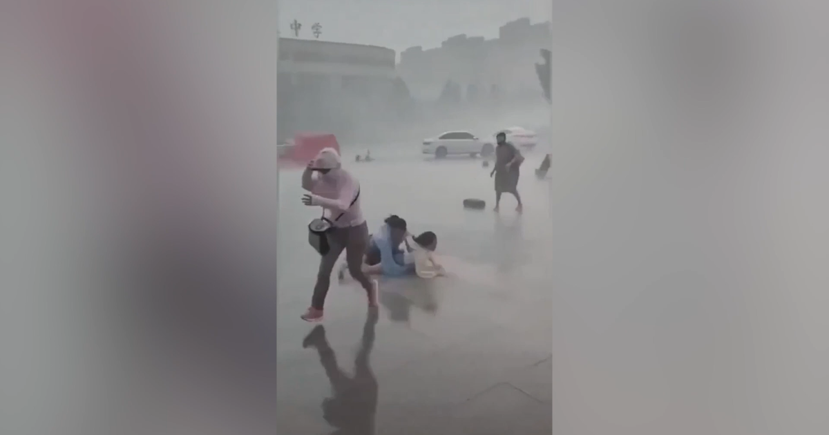 Тайфун Яги в Китае валил с ног пешеходов и сносил машины на улицах