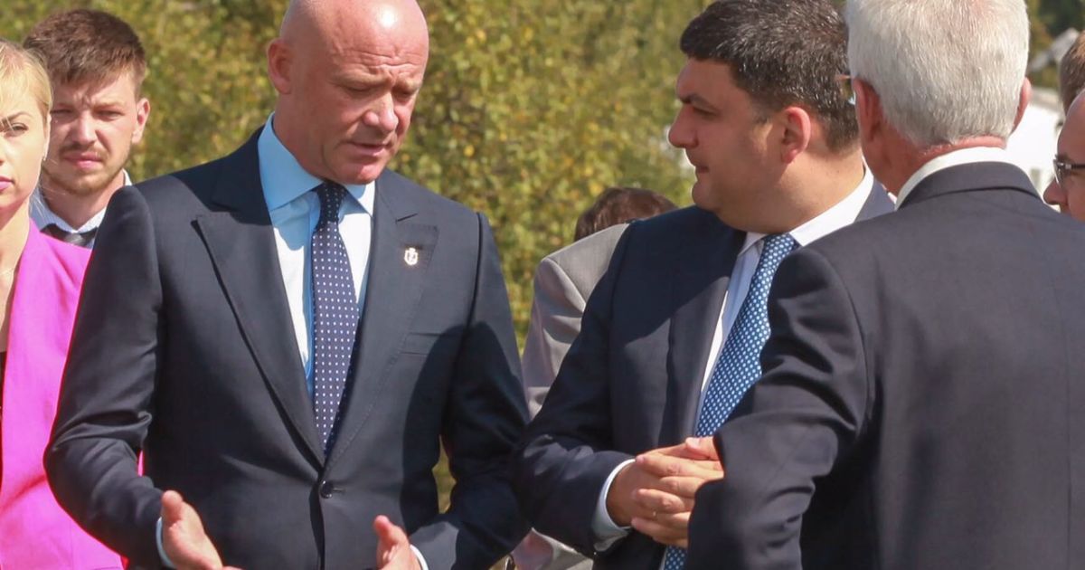 Владимир Гройсман и Геннадий Труханов дали старт строительству долгожданной взлетно-посадочной полосы в Одессе