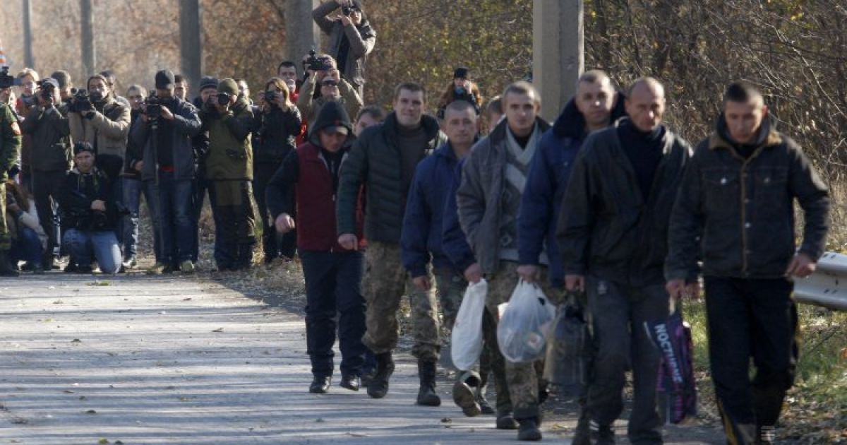 Бойовики звільнили дев'ять українців в обмін на 11 своїх поплічників. / © УНІАН