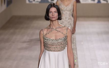 Вышивка, нежные оттенки и лаконичные силуэты: в Париже прошел показ Dior