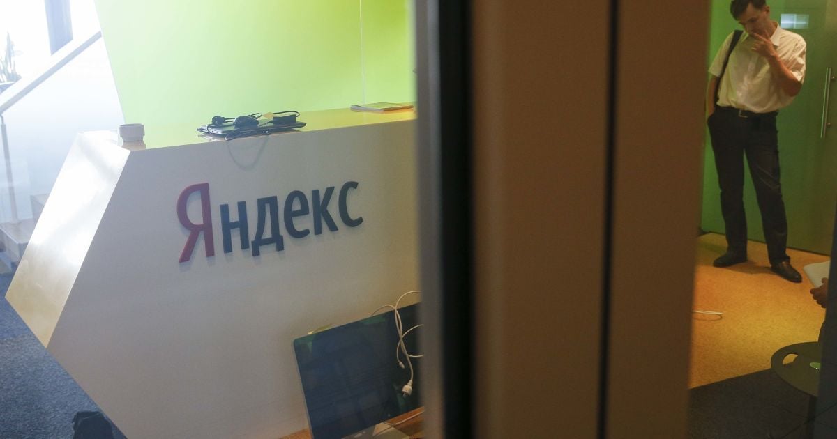 Стоимость "Яндекса" упала на $1 млрд после сообщений о продаже трети акций российскому "Сбербанку"