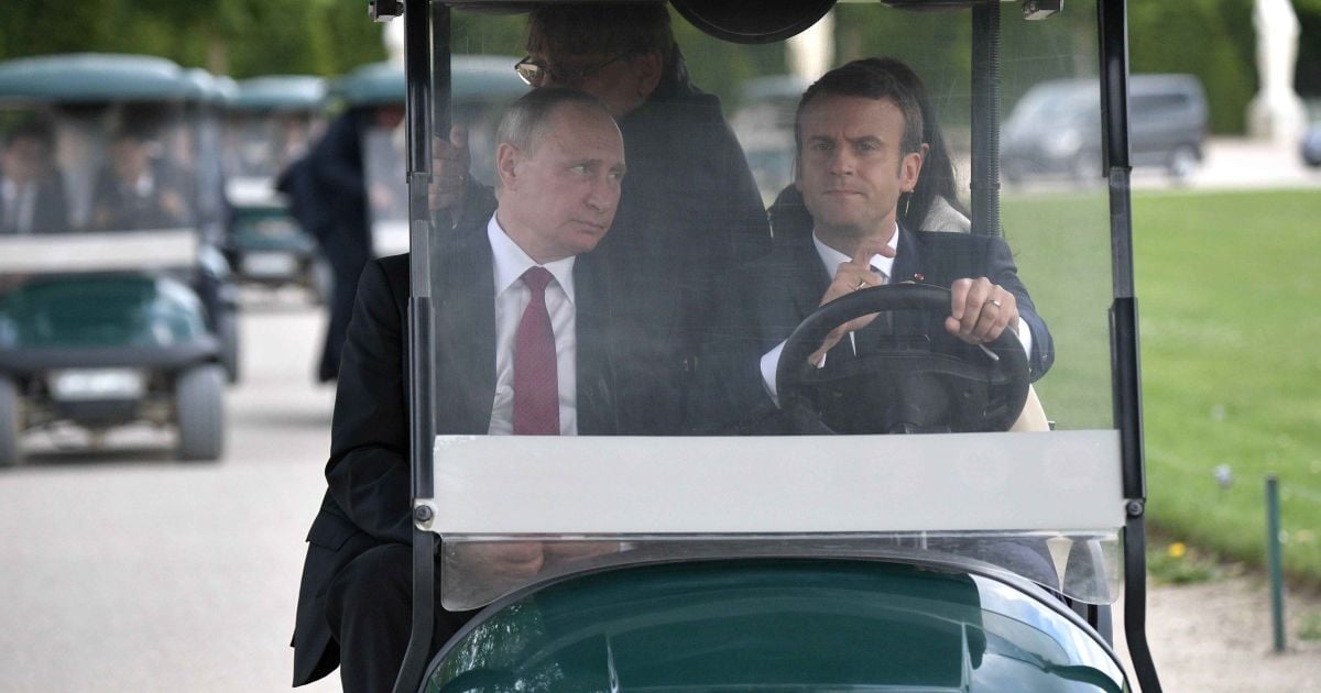 Лукавые улыбки: как Макрон Путина на машине для гольфа возил