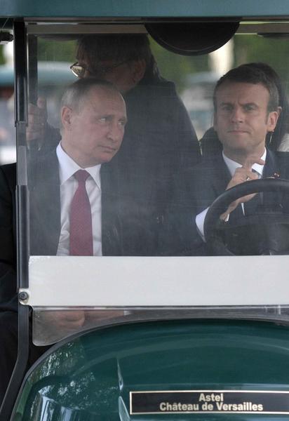 Лукаві посмішки: як Макрон Путіна на машині для гольфу возив