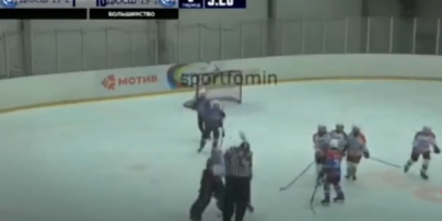 Дикість із Росії: 10-річний хокеїст відлупцював арбітра ключкою - коментатор вибухнув захопленням