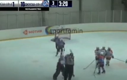 Дикость из России: 10-летний хоккеист избил арбитра клюшкой - комментатор взорвался восторгом