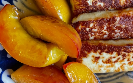 Смажений сир із персиками: рецепт від Андрія Величка