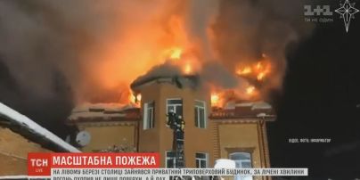 Масштабна пожежа у Києві: вночі спалахнув триповерховий  приватний будинок
