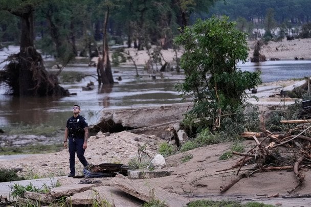 Зливи перетворили вулиці на річки / © Associated Press
