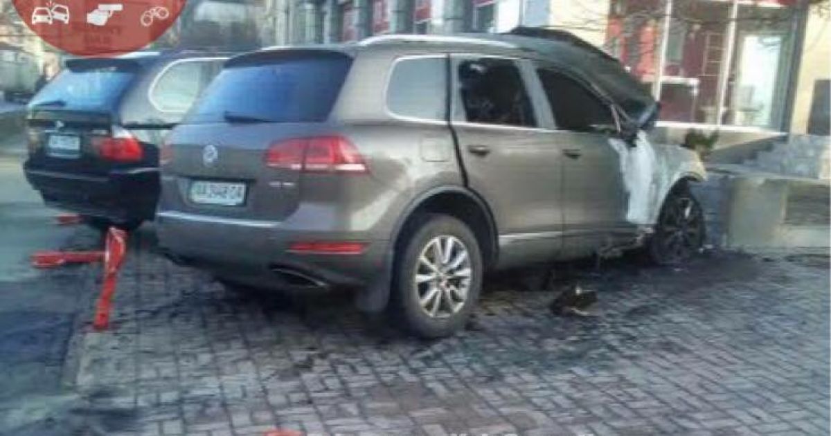 В Киеве ночью загорелся припаркованный автомобиль