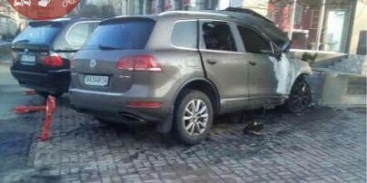 В Киеве ночью загорелся припаркованный автомобиль