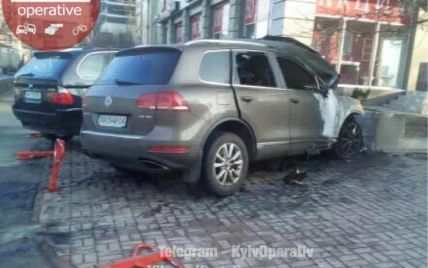 В Киеве ночью загорелся припаркованный автомобиль