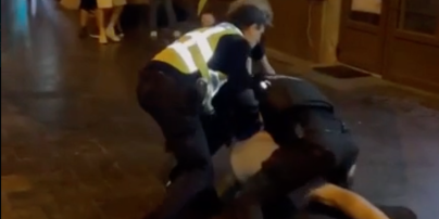 В центре Львова пьяный мужчина напал на полицейских — видео
