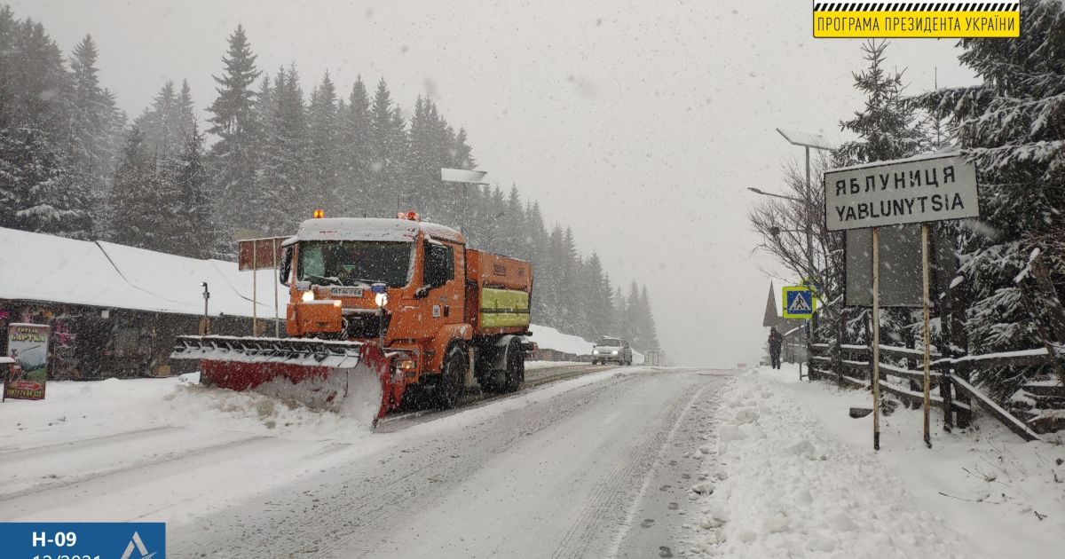В пяти областях Украины техника расчищала занесенные снегом дороги: где работали машины