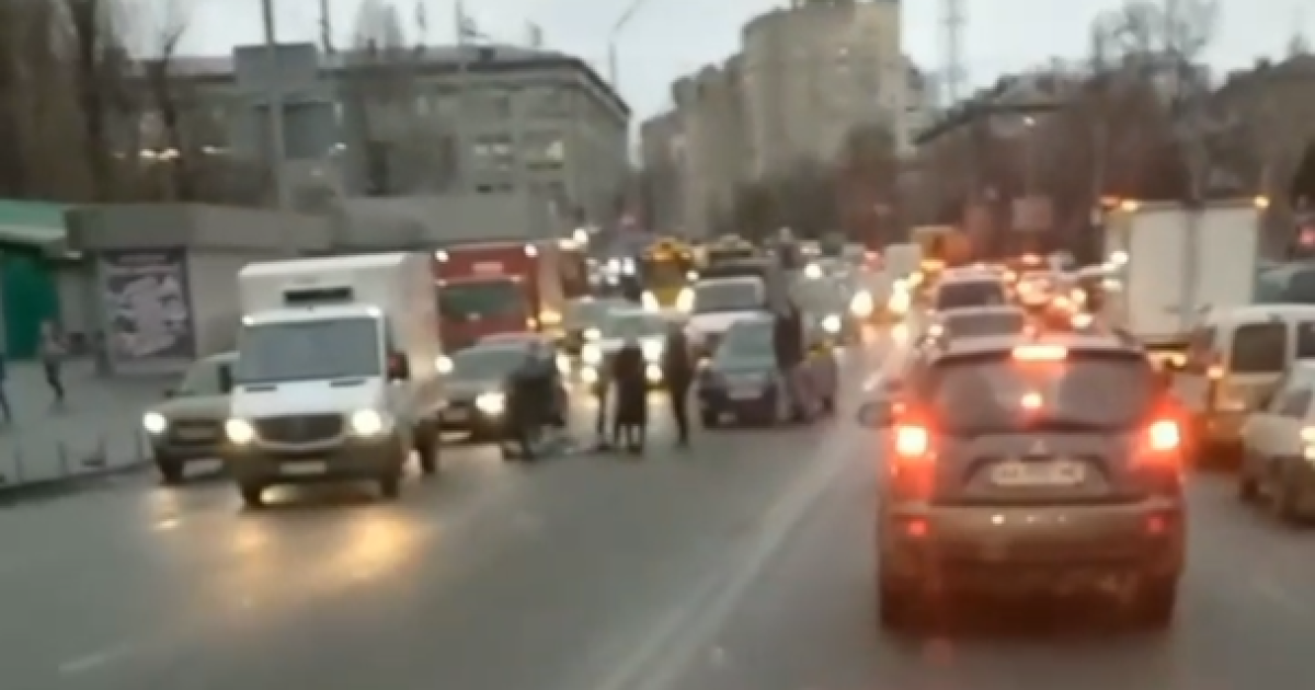 Торопилась на маршрутку: в Киеве девушка перебегала дорогу и попала под машину (видео)