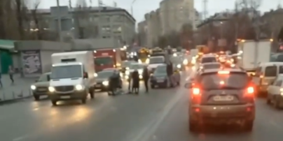 Поспішала на маршрутку: у Києві дівчина перебігала дорогу і потрапила під машину (відео)