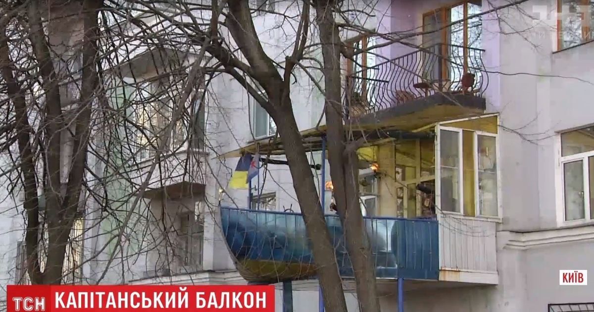 На житловому будинку в центрі Києва з'явився військовий корабель із гарматами