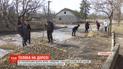 На Тернопольщине за ремонт дороги взялись женщины, священник, сельский голова и дед с кобылой