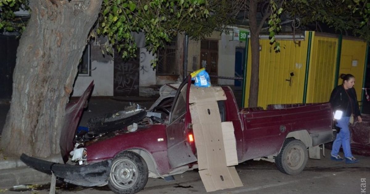 Смертельна ДТП в Одесі: "BMW" зіткнувся з "Москвичем", зніс людей на зупинці і влетів у будинок