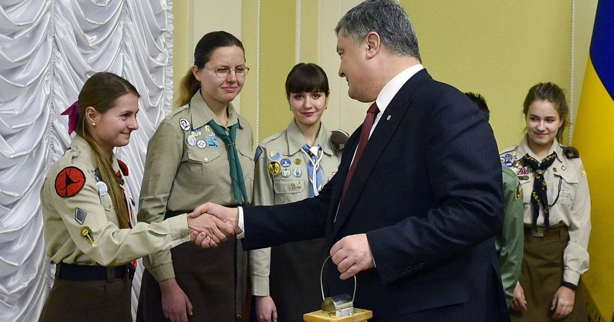 Вифлеемский огонь мира привезли в Киев и передадут военным в зоне АТО
