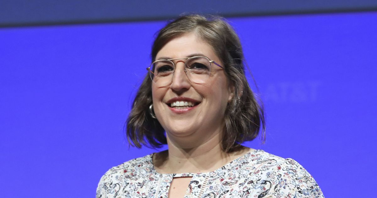 Звезда "Теории большого взрыва" призналась, что борется с анорексией и перееданием