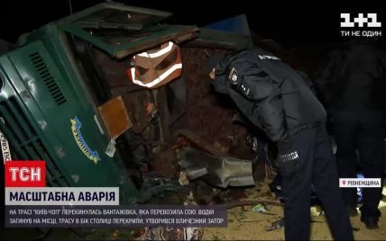 Водителя зажало отбойником: в Ровненской области перевернулся грузовик с соей