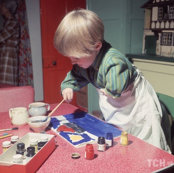 7-летняя Элизабет Бакл, пострадавшая от талидомида, рисует дома / © Getty Images