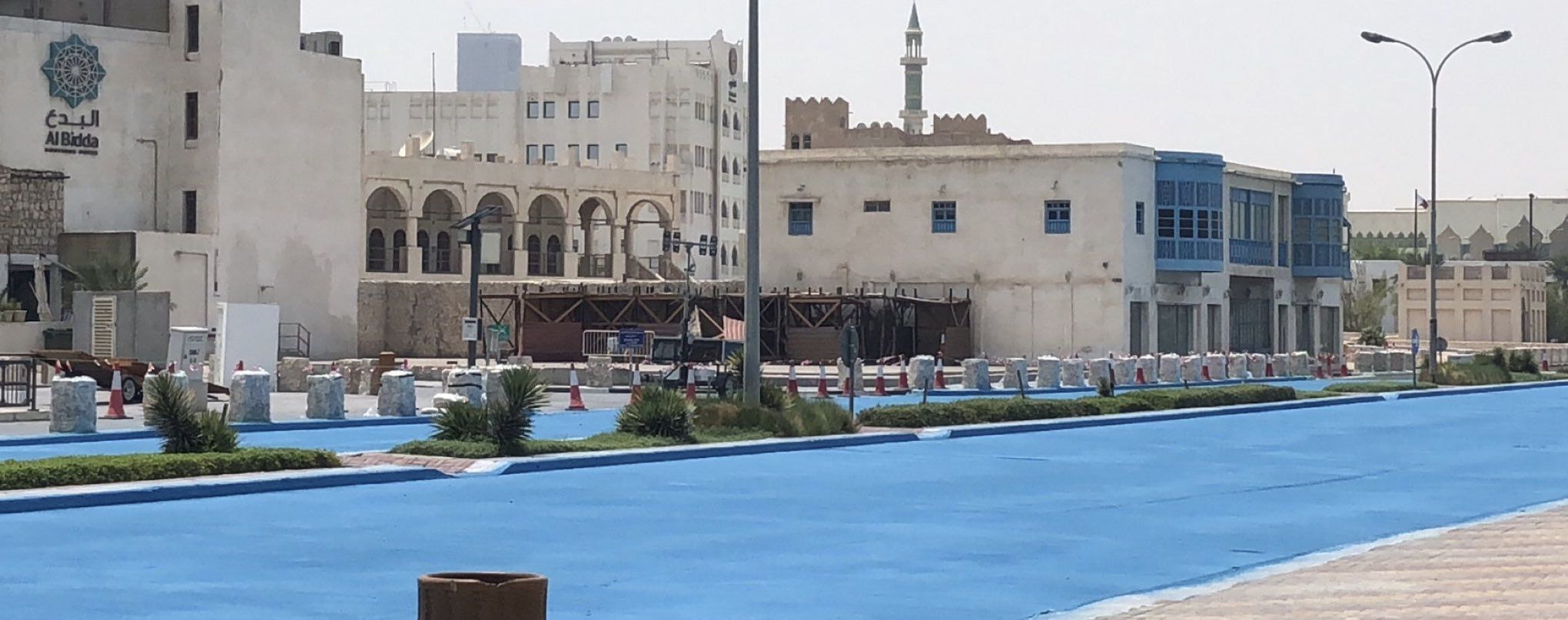 У Катарі дорогу пофарбували у синій колір, щоб подовжити термін її служби