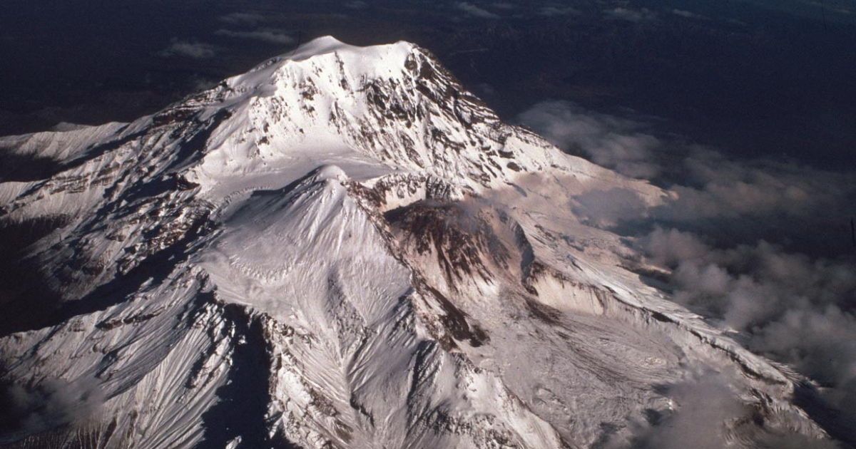 Вулкан викидає дим і попіл