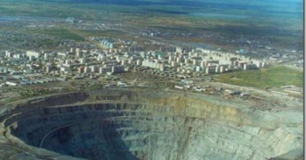 Чоловік послизнувся і впав у гранітний кар&#039;єр. Ілюстрація