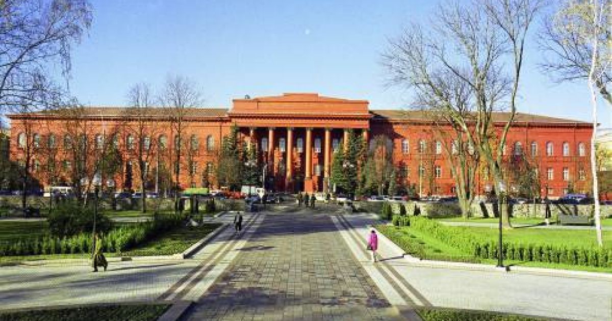 Для слухання курсів достатньо мати комп'ютер та доступ до Інтернету.