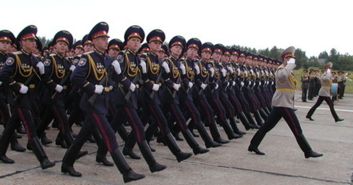 Янукович збільшив строк служби в армії