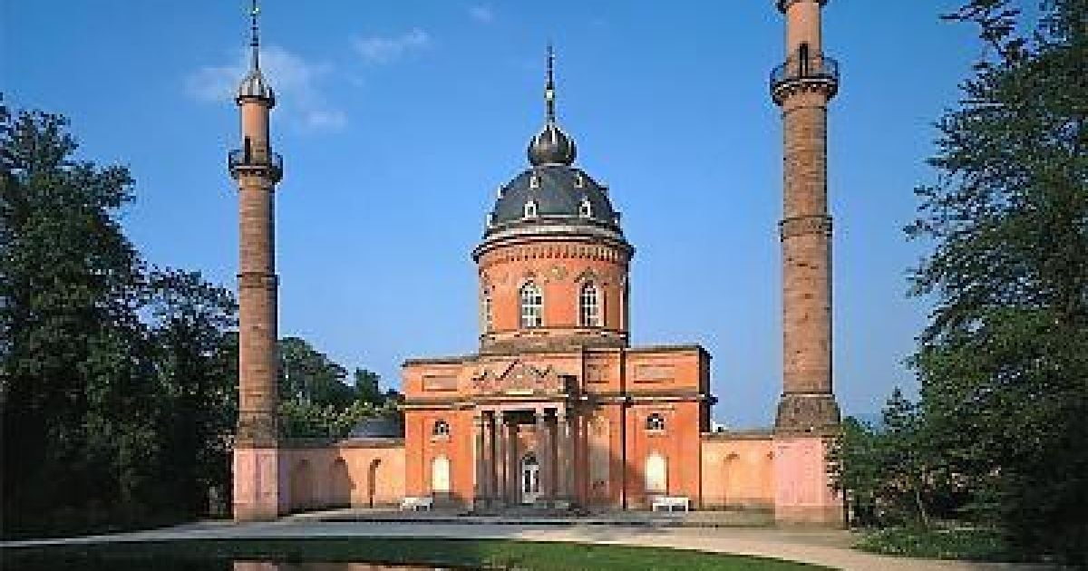 У цей день пророк Мухаммед збудував першу мечеть.