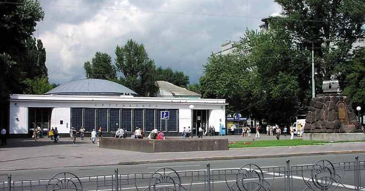 В Киеве пассажир попал под поезд метро: часть станций закрыли