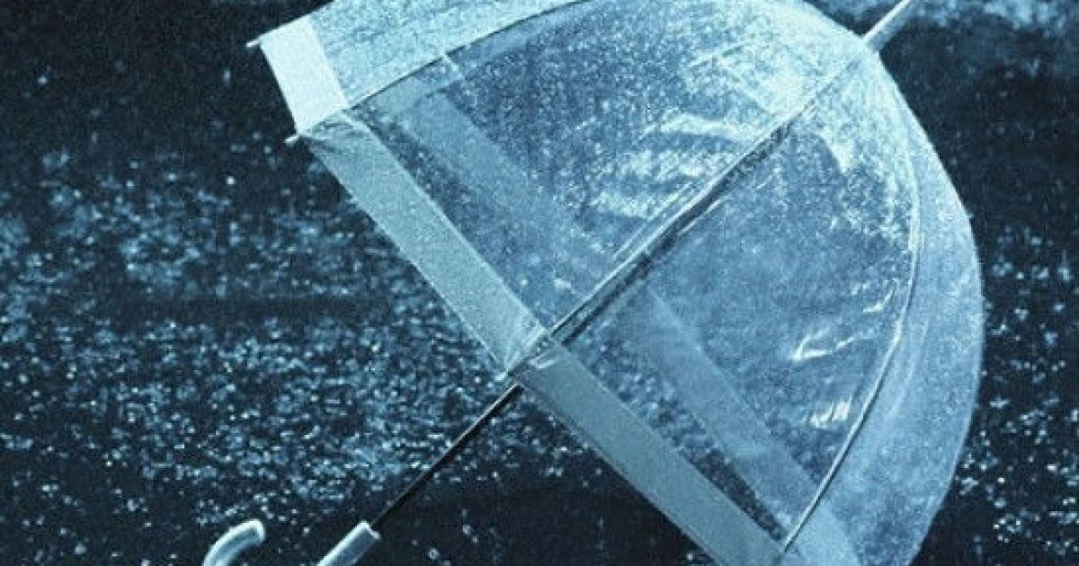 Мешканці багатоповерхівки ходять у коридор із парасольками