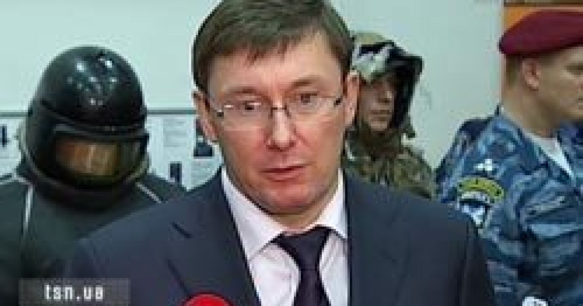 "Жесть" мундира: скільки коштує посада (відео)