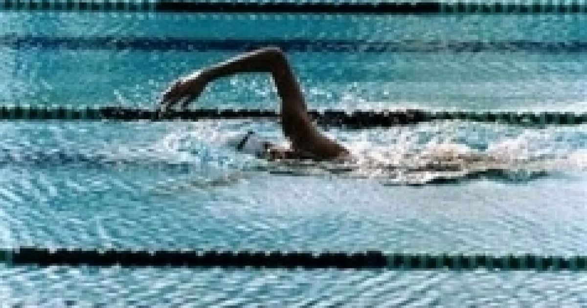 У 1922 році на змаганнях в каліфорнійському місті Аламеда американець вперше у світі проплив 100 метрів вільним стилем швидше хвилини.