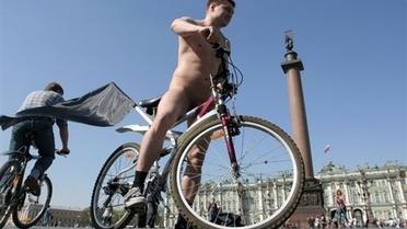 Голий велосипедист (без коментарів. Reuters)
