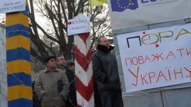 Кордон досі на замку