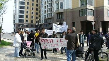 Активісти блокують будівництво