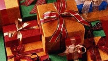 Чиновників зобов’язали віддати всі подарунки державі