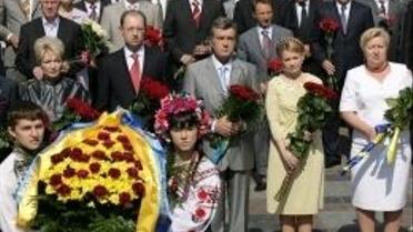 Ющенко поклав квіти до пам'ятників