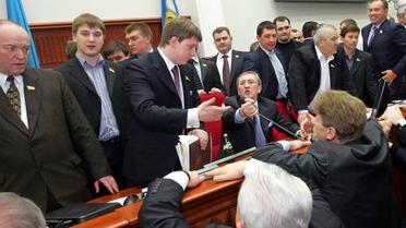 Довгий об'єднав сесійний зал і місця президії